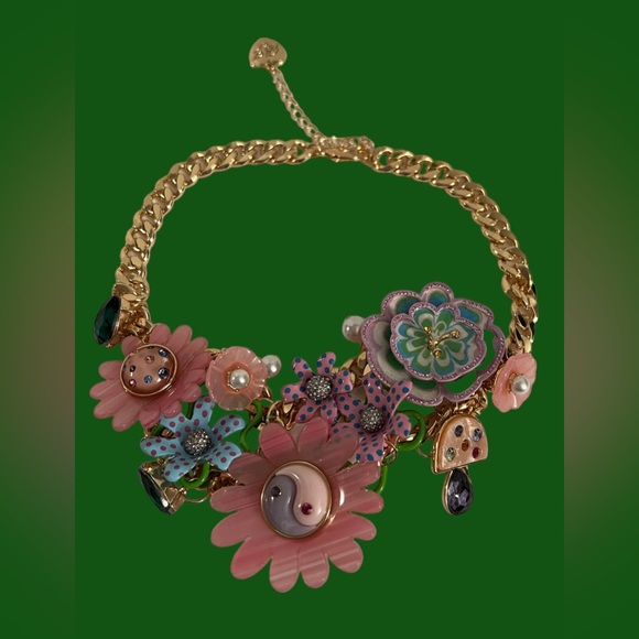 New BETSEY JOHNSON ENCHANTED DRAMA STATEMENT NECKLACE PASTEL MULTI - Picture 12 of 16